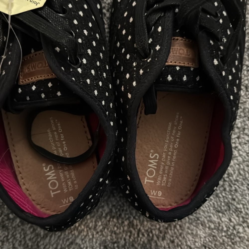 TOMS Cordones. Size 9. Black polka dot. - Picture 2 of 4
